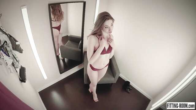 Melissa na loja de provador acaricia sua buceta