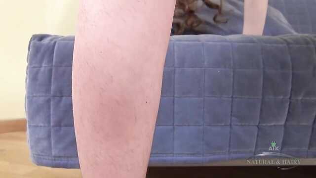 Русская: дрочит мохнатку вибратором.