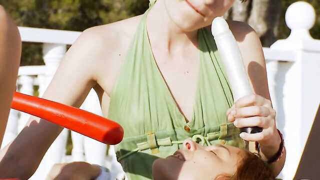 Dwie młode dziewczyny w skarpetkach masturbują wibratorami mokre cipki