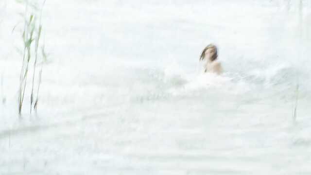 Przyjaciel na łonie natury pieprzy dziewczynę bezpośrednio na kratę