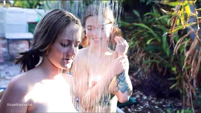 Йогадан кейін көшеде екі жас лесбиянки жыныстық қатынасқа түседі