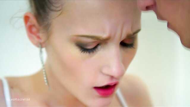 Chuda balerina w Pointe skacze na kutasie swojego przyjaciela