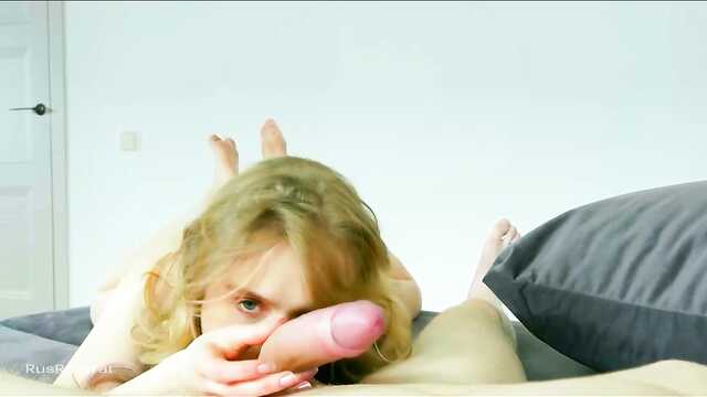 Девушка дрочит парня: секс с вибратором.