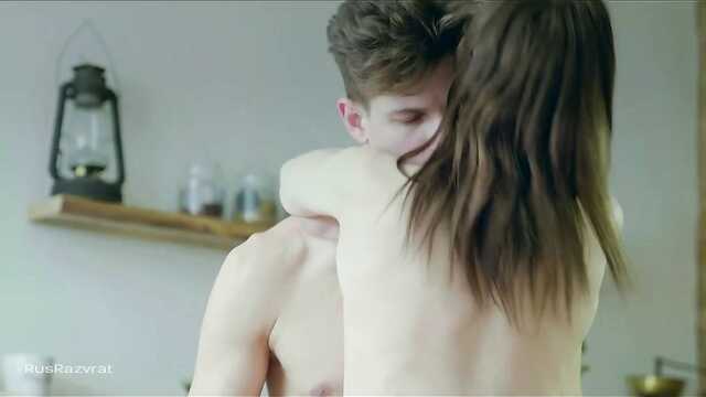 Matty: Сексуальное раздвижение ног на кухне.