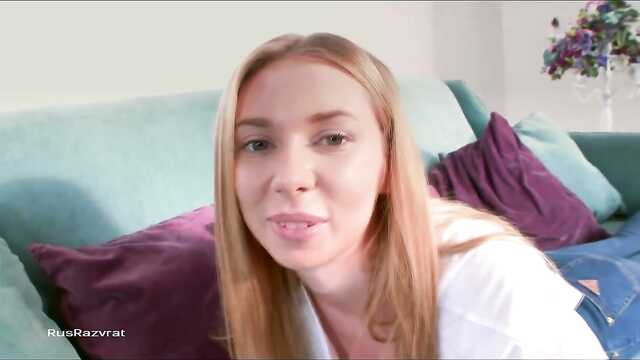 Kika abaixou o jeans e abriu a boca para um boquete