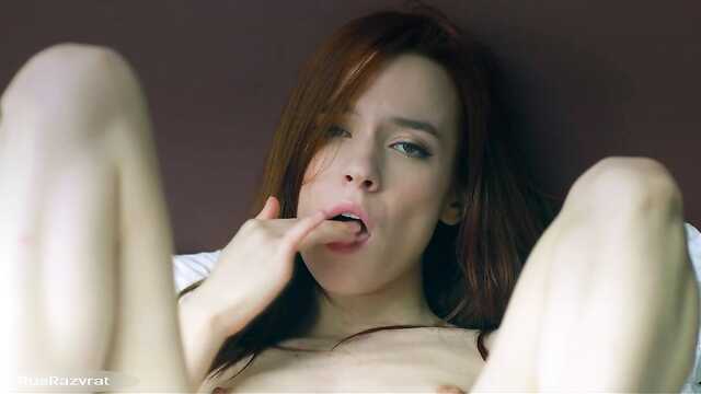 Rousse cutie avidement frotte son clitoris