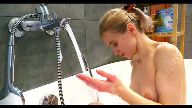 Laska przygotowuje się do randki i masturbuje się w łazience