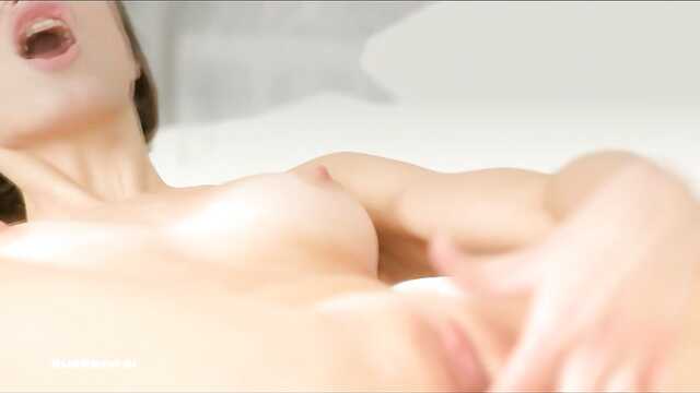 Piękne solo masturbacja szczupłej dziewczyny na łóżku