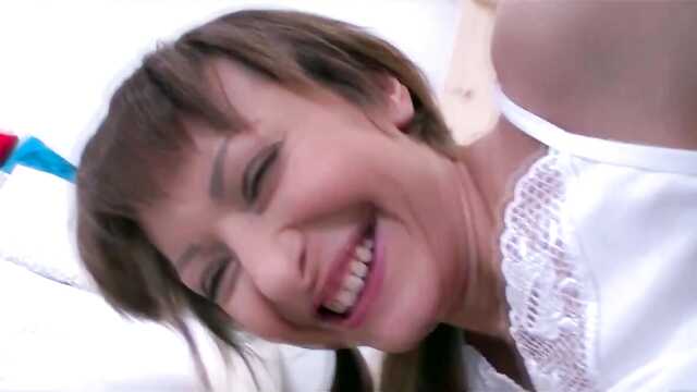 Menina gozando Pau grande na Bunda