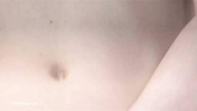 Chuda marzy o facecie i pieprzy się palcami