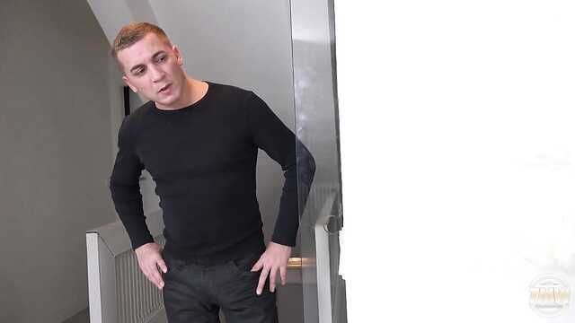 Мужик Маска клоуна ебет негритянку және еуропалық