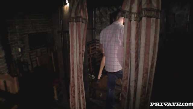 Грудастая даяшы раздвинула аяқ алдында мужиком