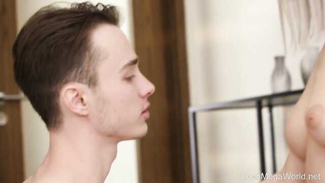 Chuda z naturalnymi cyckami oddała się na podłodze