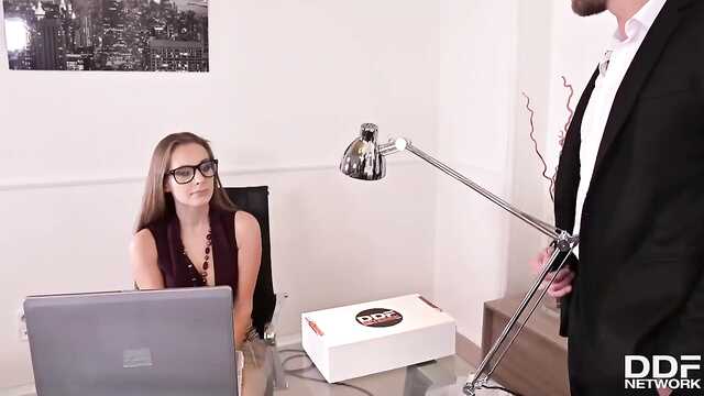 Секретарша заканчивает с двумя членами.