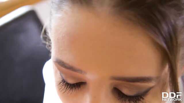 Miła sekretarka stanęła przed szefem