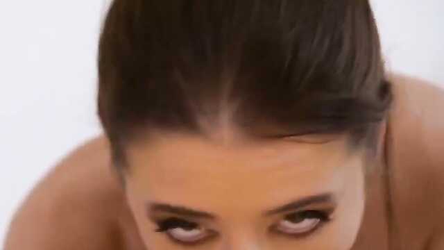 Miła sekretarka stanęła przed szefem