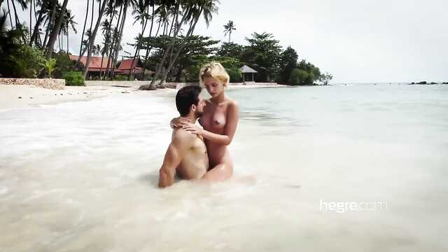 Naga Romantyczna para wyuzdana na plaży