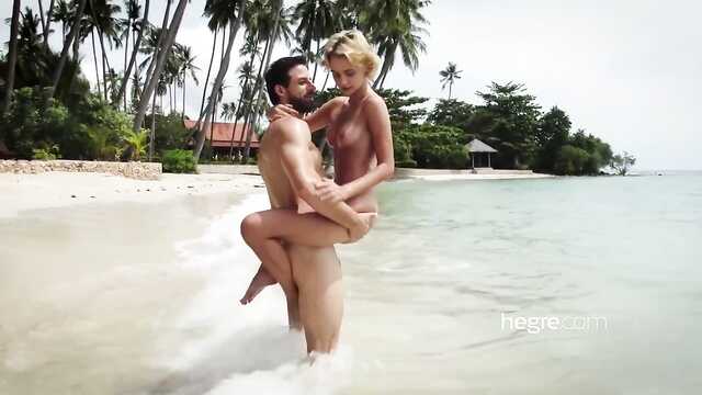 Naga Romantyczna para wyuzdana na plaży