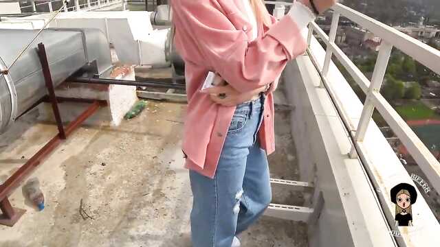 Pożądliwe Rosyjska laska robi loda na dachu