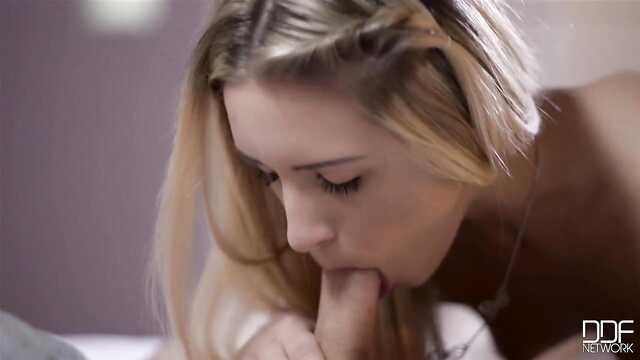 Нежное русское любовное слияние в спальне.