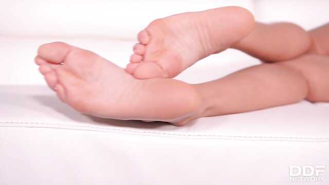 Довгі пальці в пизде доводять красуню до оргазму