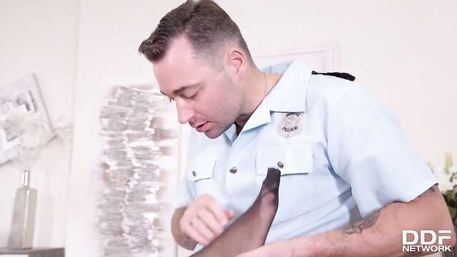 Policía en uniforme se tiró en los pies de Cutie