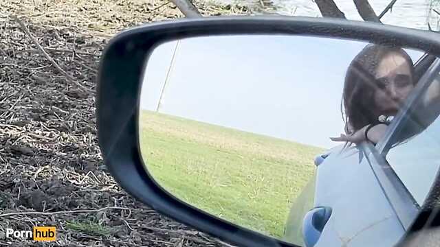 Шлюха дает минет и попку в машине.
